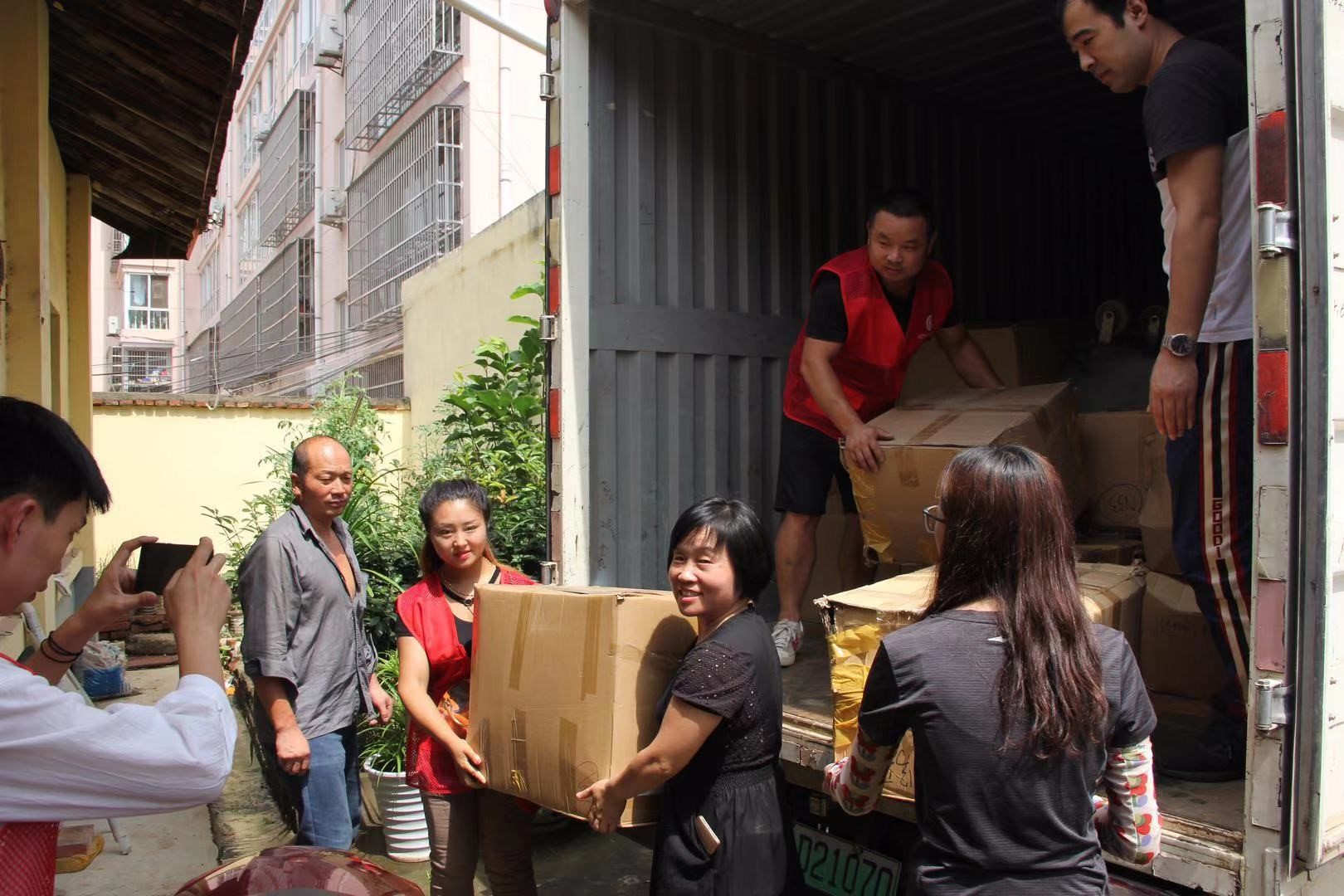 情满人世 爱心无限-TG反波胆科技走进丹凤慰问贫困户