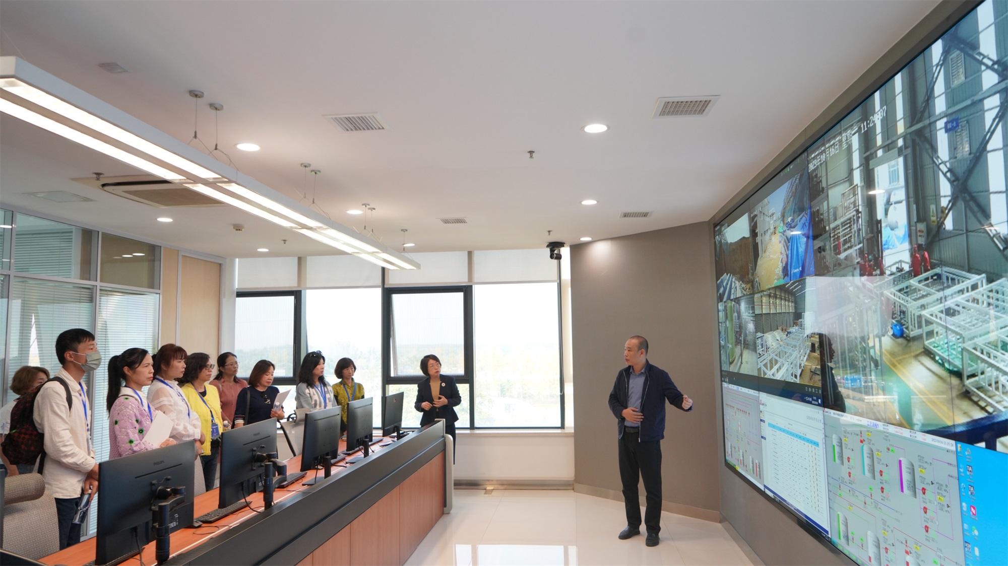 莘莘蓝海意，，，，，，晓映两岸情